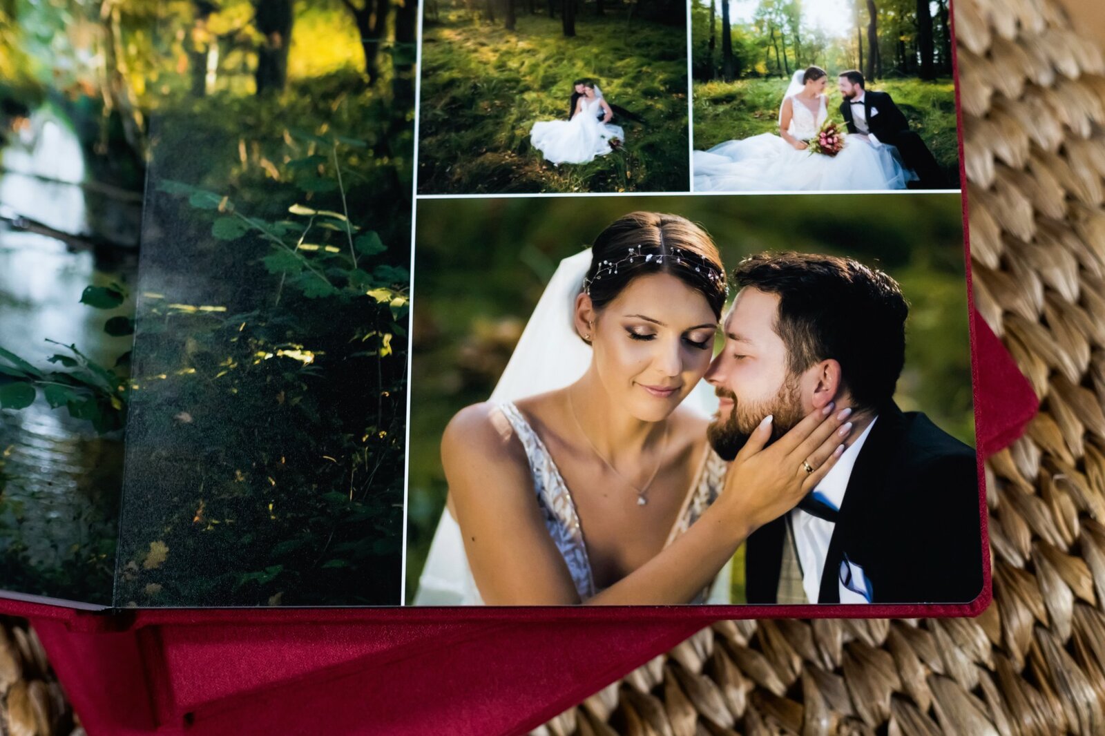 Zestaw fotoalbumów dla rodziców , to ekskluzywne albumy oprawione w czerwoną okładkę z aksamitu, z grawerem na środku