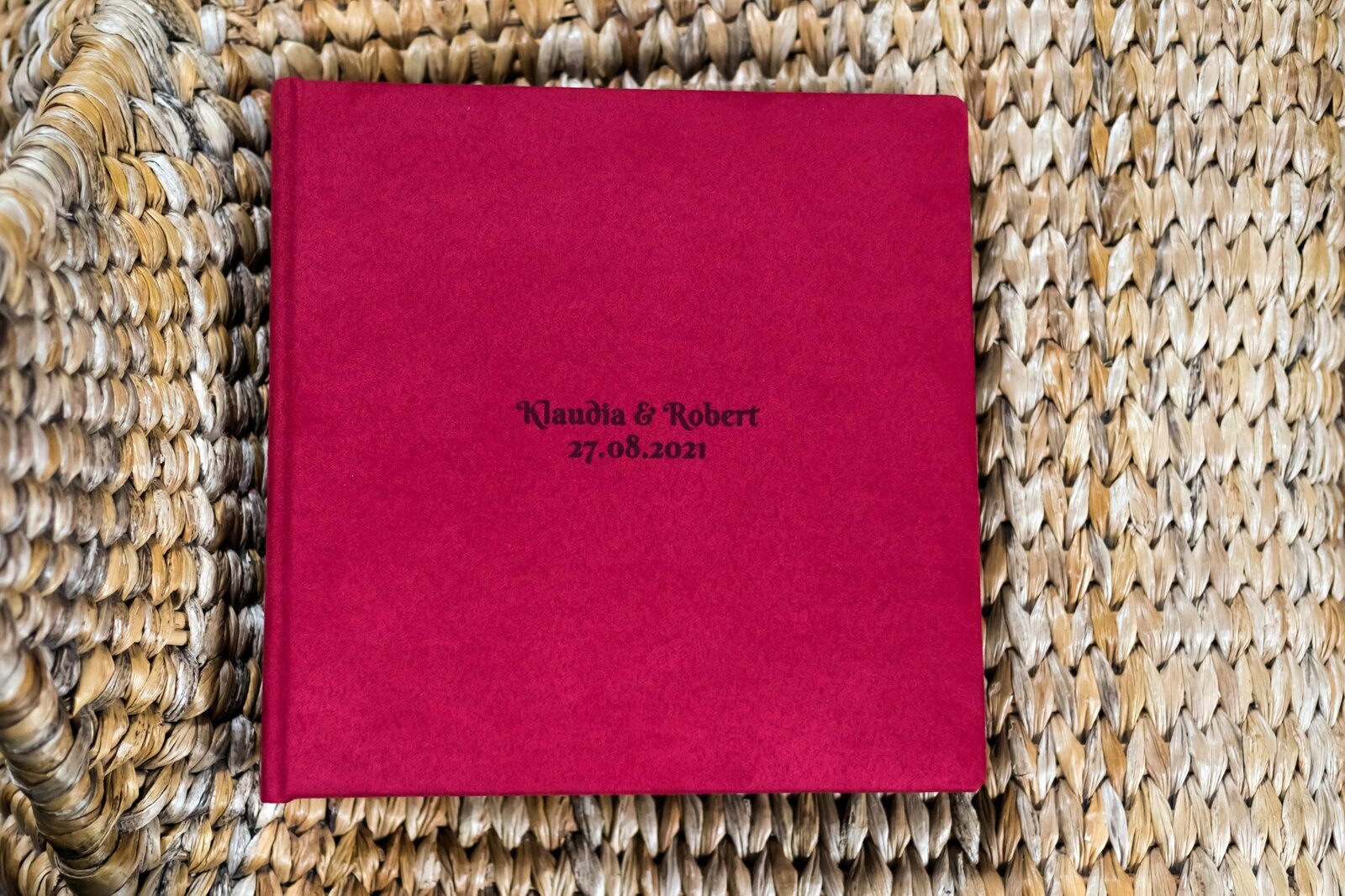 Zestaw fotoalbumów dla rodziców , to ekskluzywne albumy oprawione w czerwoną okładkę z aksamitu, z grawerem na środku
