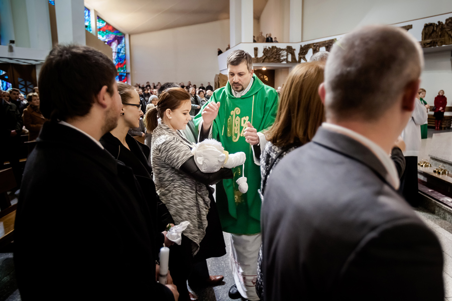 fotograf na chrzest czechowice; zdjecia z chrztu; fotograf bielsko; chrzest w kosciele podwyzszenia krzyza w pszczynie