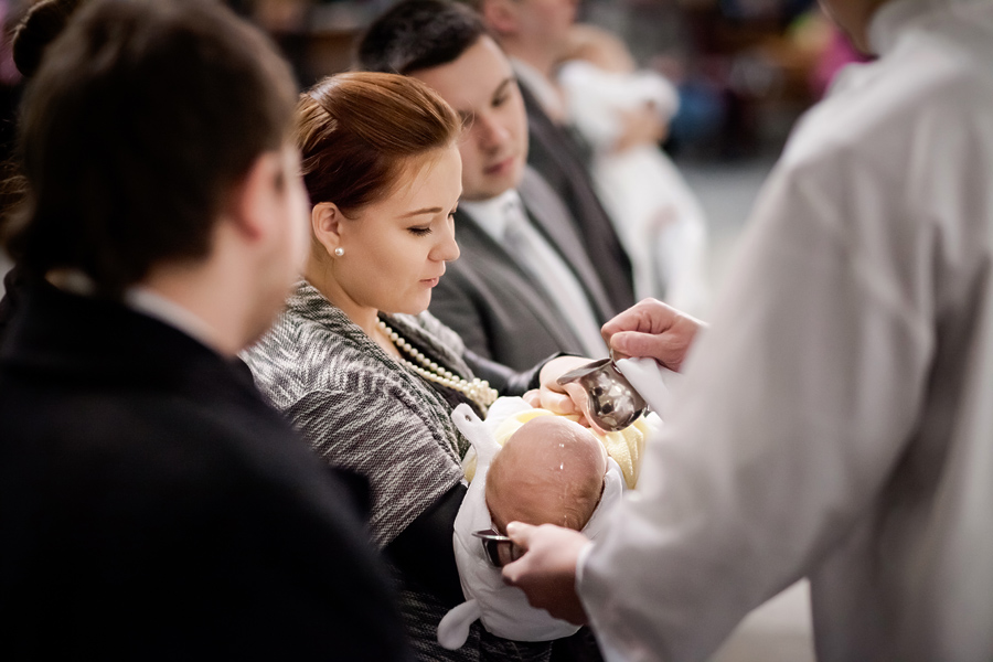 fotograf na chrzest czechowice; zdjecia z chrztu; fotograf bielsko; chrzest w kosciele podwyzszenia krzyza w pszczynie