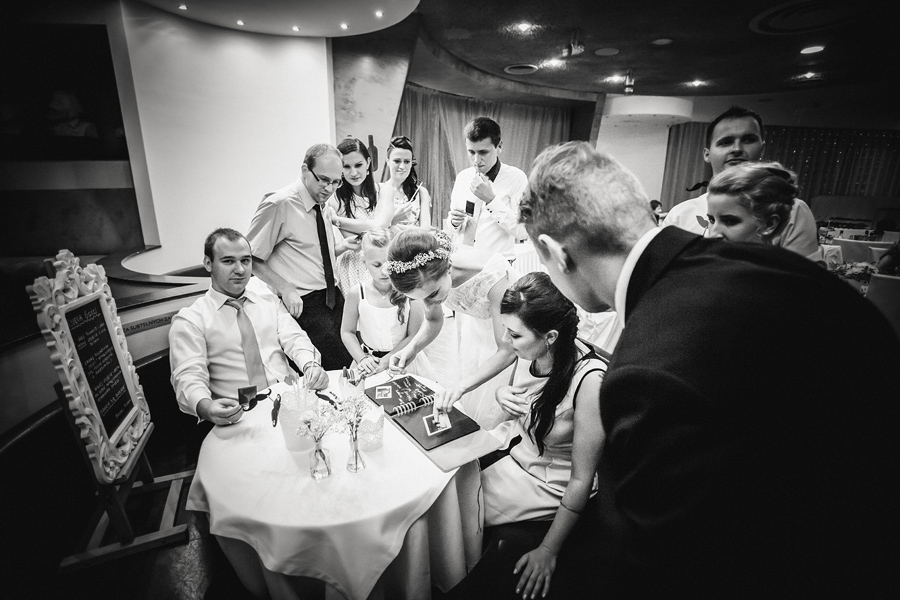 reportaż ślubny Magdy i Piotra fotografia ślubna śląsk; fotografia ślubna kraków; dwóch fotograf na ślub; zdjęcia ślubne; fotograf ślubny bielsko