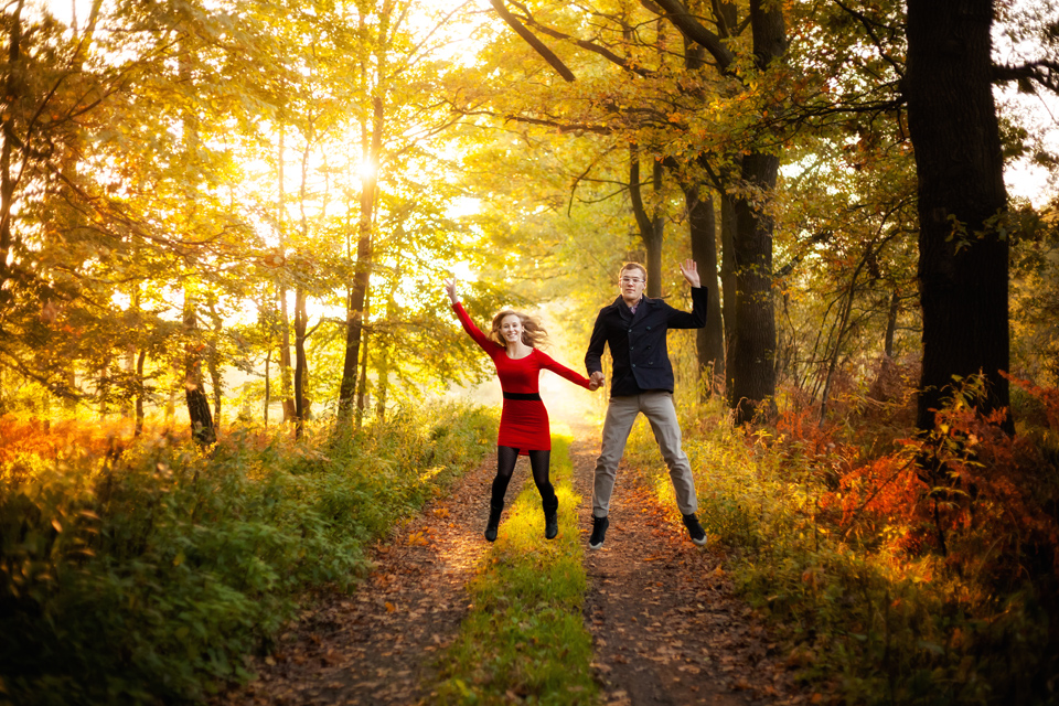 jesienna sesja w lesie fotografia ślubna śląsk; fotografia ślubna bielsko; zdjęcia ślubne; jesienna sesja; sesja w lesie