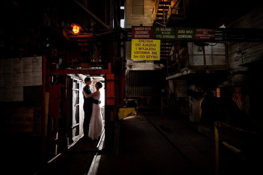 oryginalny plener ślubny plener ślubny na kopalni; industrialna sesja slubna; zdjecia slubne w kopalni; fotografia ślubna śląsk; fotografia ślubna kraków; dwóch fotograf na ślub; zdjęcia ślubne; fotograf ślubny bielsko