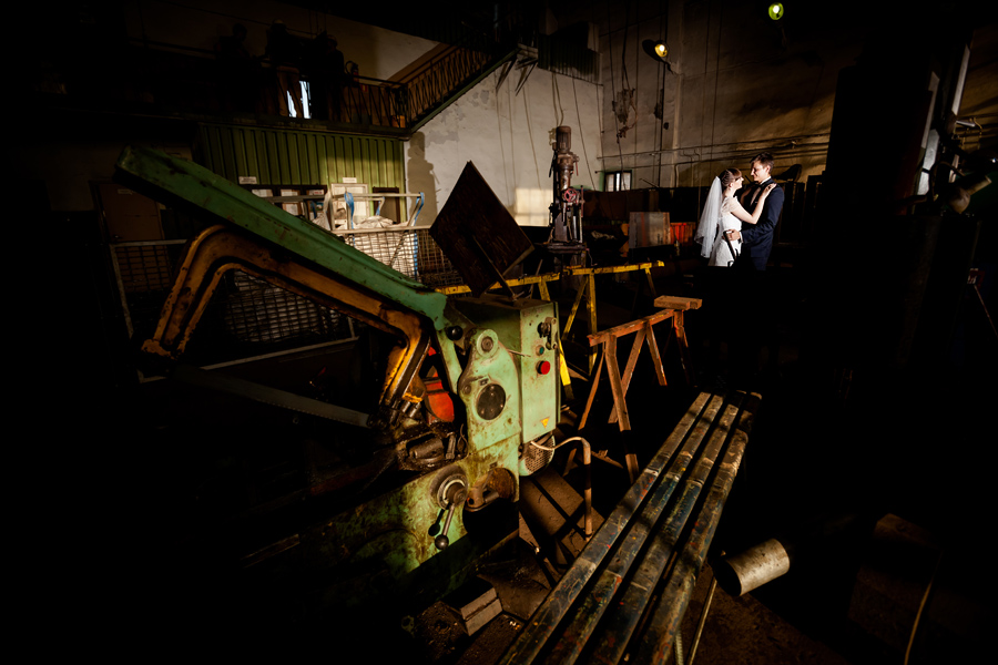 oryginalny plener ślubny - fotograf slubny bielsko plener ślubny na kopalni; industrialna sesja slubna; zdjecia slubne w kopalni; fotografia ślubna śląsk; fotografia ślubna kraków; dwóch fotograf na ślub; zdjęcia ślubne; fotograf ślubny bielsko