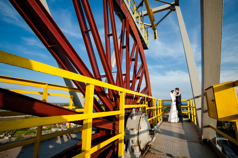 oryginalny plener ślubny - fotograf slubny bielsko plener ślubny na kopalni; industrialna sesja slubna; zdjecia slubne w kopalni; fotografia ślubna śląsk; fotografia ślubna kraków; dwóch fotograf na ślub; zdjęcia ślubne; fotograf ślubny bielsko