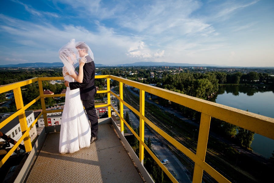 oryginalny plener ślubny - fotograf slubny bielsko plener ślubny na kopalni; industrialna sesja slubna; zdjecia slubne w kopalni; fotografia ślubna śląsk; fotografia ślubna kraków; dwóch fotograf na ślub; zdjęcia ślubne; fotograf ślubny bielsko