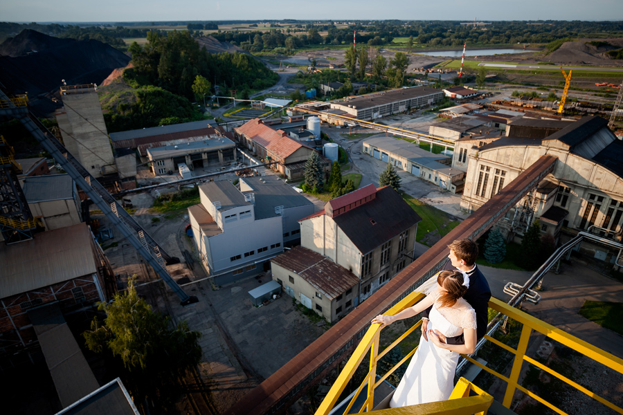 oryginalny plener ślubny - fotograf slubny bielsko plener ślubny na kopalni; industrialna sesja slubna; zdjecia slubne w kopalni; fotografia ślubna śląsk; fotografia ślubna kraków; dwóch fotograf na ślub; zdjęcia ślubne; fotograf ślubny bielsko