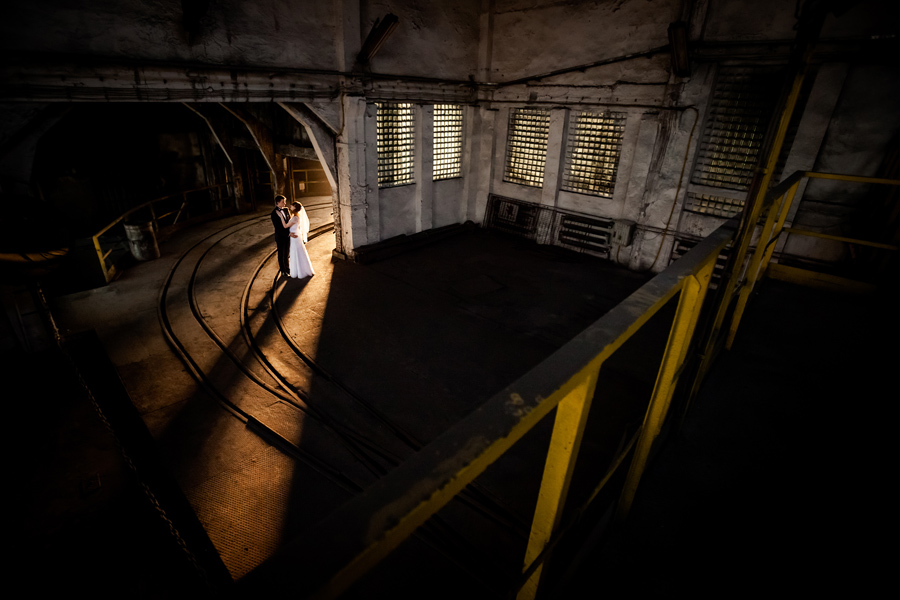 oryginalny plener ślubny - fotograf slubny bielsko plener ślubny na kopalni; industrialna sesja slubna; zdjecia slubne w kopalni; fotografia ślubna śląsk; fotografia ślubna kraków; dwóch fotograf na ślub; zdjęcia ślubne; fotograf ślubny bielsko