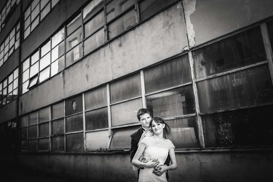 oryginalny plener ślubny - fotograf slubny bielsko plener ślubny na kopalni; industrialna sesja slubna; zdjecia slubne w kopalni; fotografia ślubna śląsk; fotografia ślubna kraków; dwóch fotograf na ślub; zdjęcia ślubne; fotograf ślubny bielsko