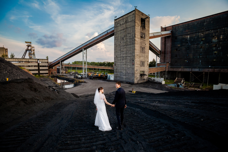 oryginalny plener ślubny - fotograf slubny bielsko plener ślubny na kopalni; industrialna sesja slubna; zdjecia slubne w kopalni; fotografia ślubna śląsk; fotografia ślubna kraków; dwóch fotograf na ślub; zdjęcia ślubne; fotograf ślubny bielsko