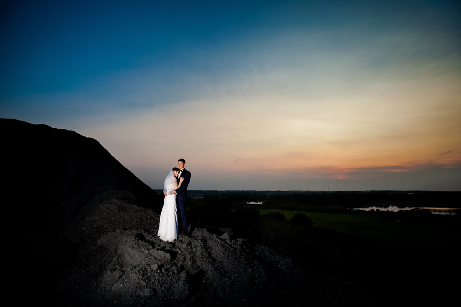 oryginalny plener ślubny - fotograf slubny bielsko plener ślubny na kopalni; industrialna sesja slubna; zdjecia slubne w kopalni; fotografia ślubna śląsk; fotografia ślubna kraków; dwóch fotograf na ślub; zdjęcia ślubne; fotograf ślubny bielsko