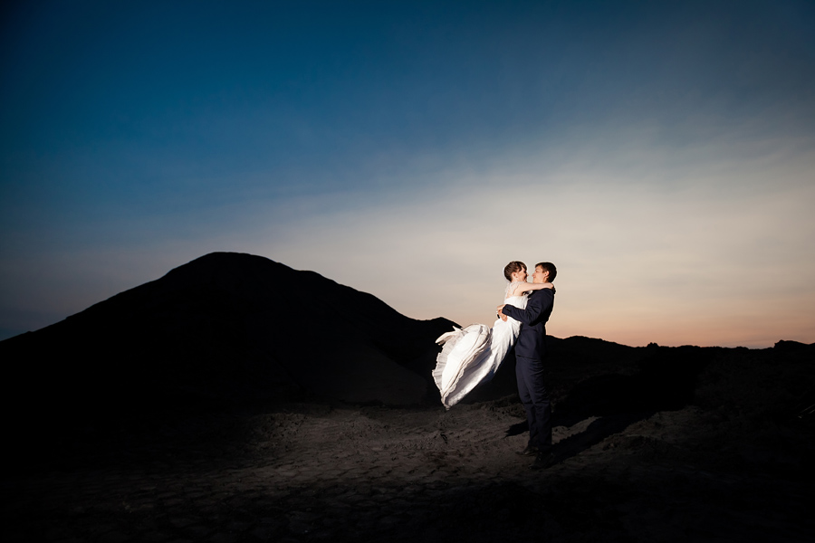 oryginalny plener ślubny - fotograf slubny bielsko plener ślubny na kopalni; industrialna sesja slubna; zdjecia slubne w kopalni; fotografia ślubna śląsk; fotografia ślubna kraków; dwóch fotograf na ślub; zdjęcia ślubne; fotograf ślubny bielsko