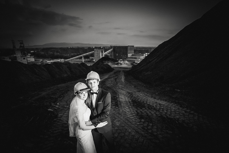 oryginalny plener ślubny - fotograf slubny bielsko plener ślubny na kopalni; industrialna sesja slubna; zdjecia slubne w kopalni; fotografia ślubna śląsk; fotografia ślubna kraków; dwóch fotograf na ślub; zdjęcia ślubne; fotograf ślubny bielsko