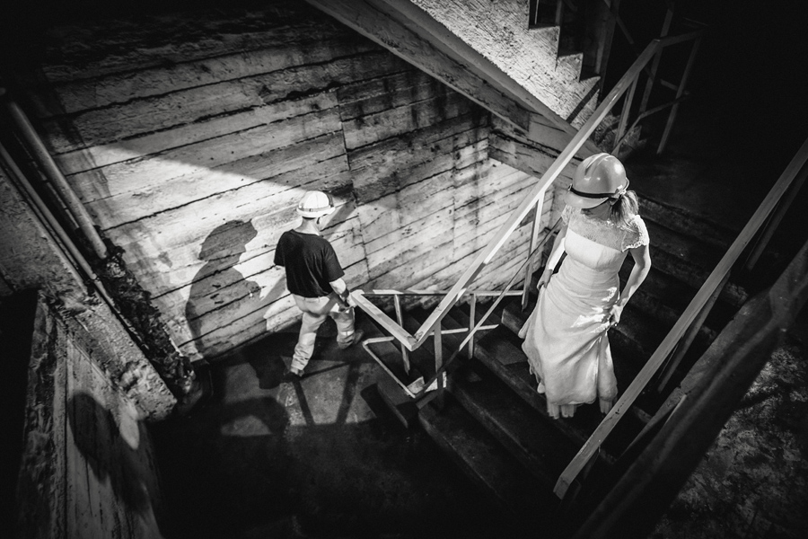 oryginalny plener ślubny - fotograf slubny bielsko plener ślubny na kopalni; industrialna sesja slubna; zdjecia slubne w kopalni; fotografia ślubna śląsk; fotografia ślubna kraków; dwóch fotograf na ślub; zdjęcia ślubne; fotograf ślubny bielsko