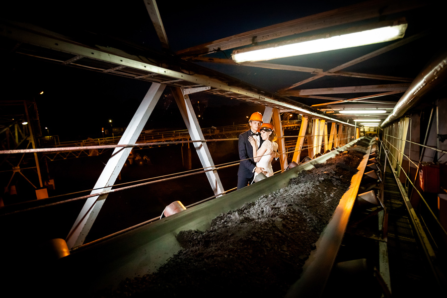 oryginalny plener ślubny - fotograf slubny bielsko plener ślubny na kopalni; industrialna sesja slubna; zdjecia slubne w kopalni; fotografia ślubna śląsk; fotografia ślubna kraków; dwóch fotograf na ślub; zdjęcia ślubne; fotograf ślubny bielsko