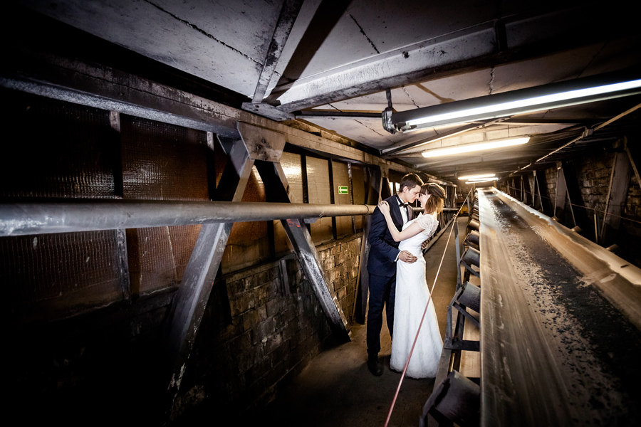oryginalny plener ślubny - fotograf slubny bielsko plener ślubny na kopalni; industrialna sesja slubna; zdjecia slubne w kopalni; fotografia ślubna śląsk; fotografia ślubna kraków; dwóch fotograf na ślub; zdjęcia ślubne; fotograf ślubny bielsko