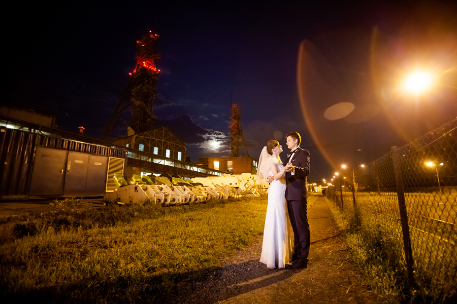 oryginalny plener ślubny - fotograf slubny bielsko plener ślubny na kopalni; industrialna sesja slubna; zdjecia slubne w kopalni; fotografia ślubna śląsk; fotografia ślubna kraków; dwóch fotograf na ślub; zdjęcia ślubne; fotograf ślubny bielsko