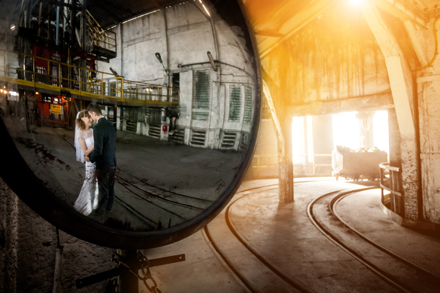 oryginalny plener ślubny - fotograf slubny bielsko plener ślubny na kopalni; industrialna sesja slubna; zdjecia slubne w kopalni; fotografia ślubna śląsk; fotografia ślubna kraków; dwóch fotograf na ślub; zdjęcia ślubne; fotograf ślubny bielsko