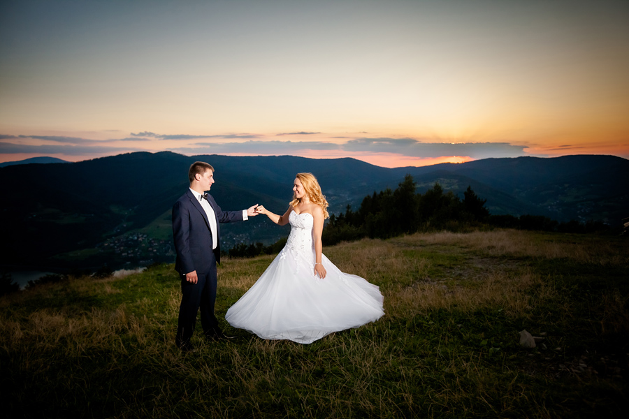 plener ślubny Angeliki i Marcina w górach plener ślubny w gorach; sesja slubna gora zar; plener slubny jezioro miedzybrodzkie; fotografia ślubna śląsk; fotografia ślubna bielsko; dwóch fotograf na ślub; zdjęcia ślubne; fotograf ślubny bielsko