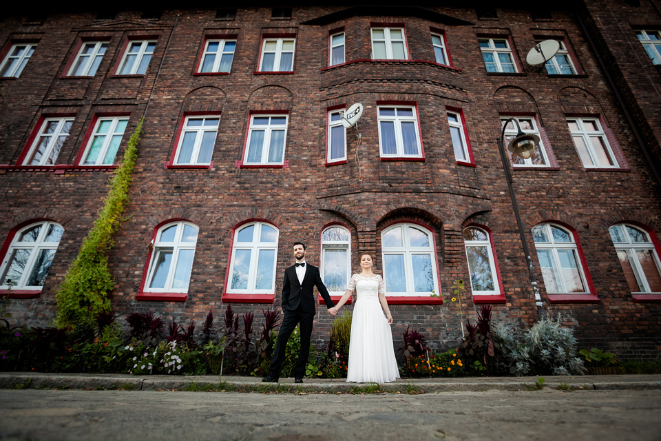 plener ślubny na nikiszowcu, sesja slubna nikiszowiec, industrialna sesja slubna, zdjecia slubne nikiszowiec, fotografia ślubna śląsk, fotografia ślubna kraków, dwóch fotograf na ślub, zdjęcia ślubne, fotograf ślubny bielsko
