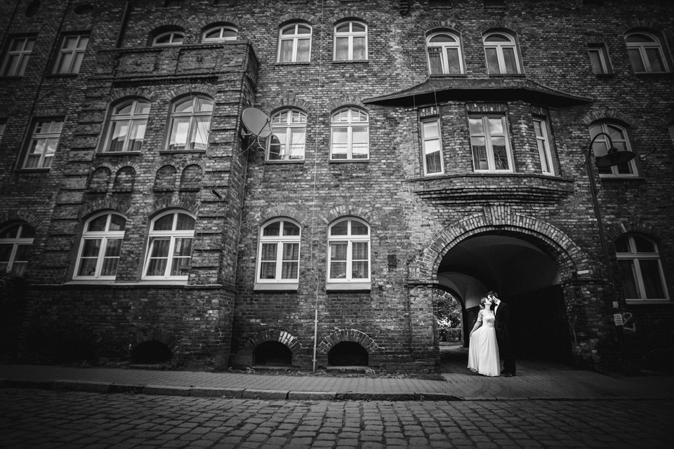 plener ślubny na nikiszowcu, sesja slubna nikiszowiec, industrialna sesja slubna, zdjecia slubne nikiszowiec, fotografia ślubna śląsk, fotografia ślubna kraków, dwóch fotograf na ślub, zdjęcia ślubne, fotograf ślubny bielsko