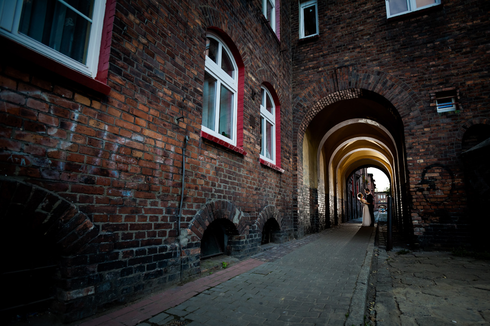 plener ślubny na nikiszowcu, sesja slubna nikiszowiec, industrialna sesja slubna, zdjecia slubne nikiszowiec, fotografia ślubna śląsk, fotografia ślubna kraków, dwóch fotograf na ślub, zdjęcia ślubne, fotograf ślubny bielsko