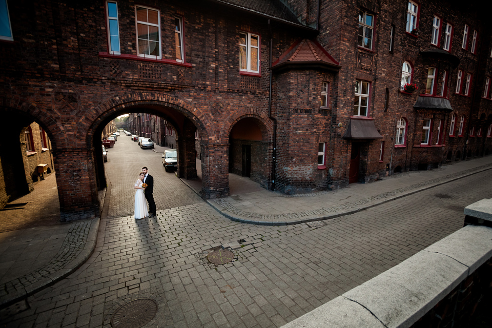 plener ślubny na nikiszowcu, sesja slubna nikiszowiec, industrialna sesja slubna, zdjecia slubne nikiszowiec, fotografia ślubna śląsk, fotografia ślubna kraków, dwóch fotograf na ślub, zdjęcia ślubne, fotograf ślubny bielsko