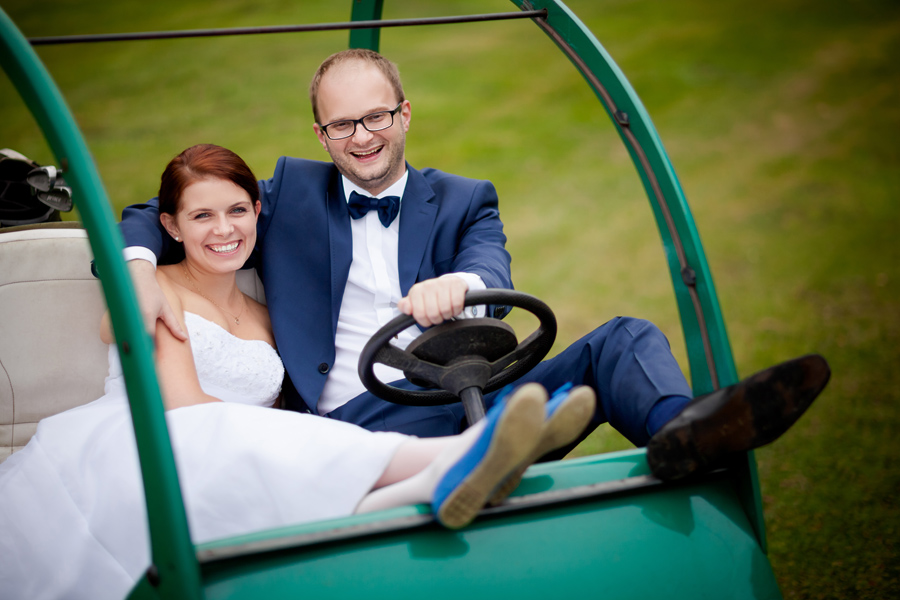 sesja slubna na polu golfowym fotografia ślubna śląsk; fotografia ślubna bielsko; dwóch fotografów na ślub; zdjęcia ślubne; jesienna sesja slubna