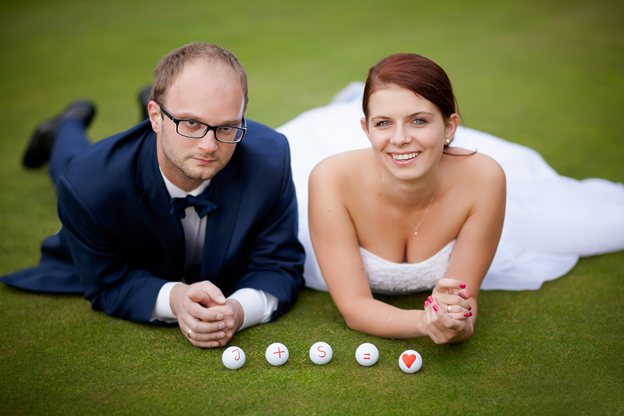 sesja slubna na polu golfowym fotografia ślubna śląsk; fotografia ślubna bielsko; dwóch fotografów na ślub; zdjęcia ślubne; jesienna sesja slubna
