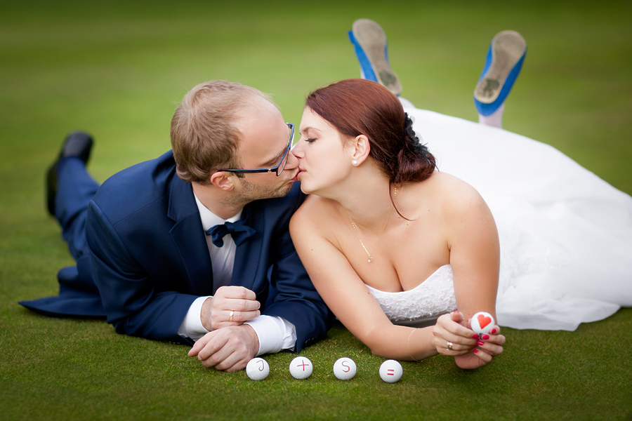 sesja slubna na polu golfowym fotografia ślubna śląsk; fotografia ślubna bielsko; dwóch fotografów na ślub; zdjęcia ślubne; jesienna sesja slubna