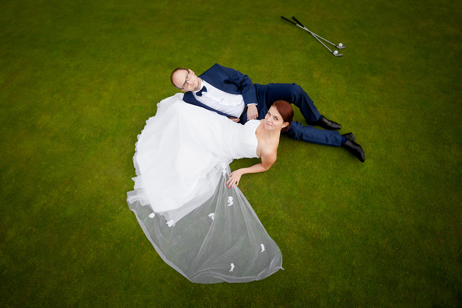 sesja slubna na polu golfowym fotografia ślubna śląsk; fotografia ślubna bielsko; dwóch fotografów na ślub; zdjęcia ślubne; jesienna sesja slubna