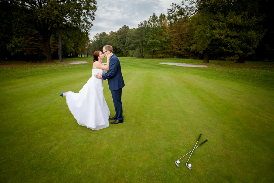sesja slubna na polu golfowym fotografia ślubna śląsk; fotografia ślubna bielsko; dwóch fotografów na ślub; zdjęcia ślubne; jesienna sesja slubna
