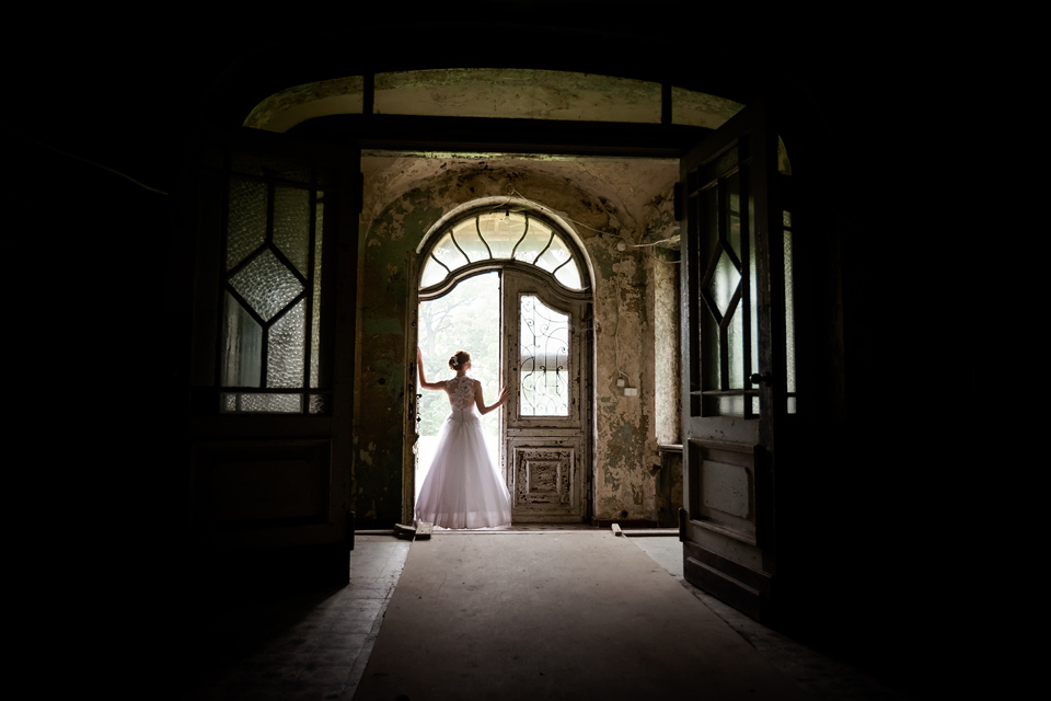 plener ślubny w palacu, sesja slubna w opuszczonym palacu, klimatyczna sesja slubna, zdjecia slubne w krowiarkach, plener slubny w krowiarkach, fotografia ślubna śląsk, fotografia ślubna kraków, dwóch fotograf na ślub, zdjęcia ślubne, fotograf ślubny bielsko