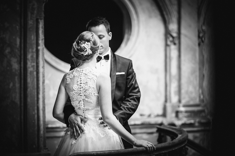 plener ślubny w palacu, sesja slubna w opuszczonym palacu, klimatyczna sesja slubna, zdjecia slubne w krowiarkach, plener slubny w krowiarkach, fotografia ślubna śląsk, fotografia ślubna kraków, dwóch fotograf na ślub, zdjęcia ślubne, fotograf ślubny bielsko