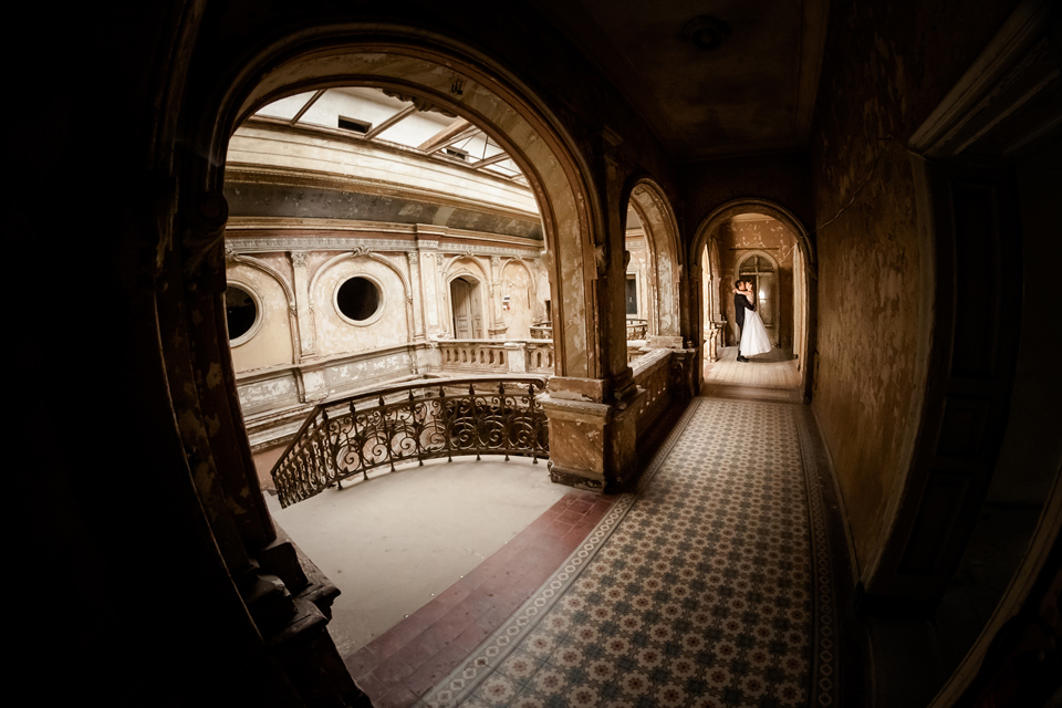 plener ślubny w palacu, sesja slubna w opuszczonym palacu, klimatyczna sesja slubna, zdjecia slubne w krowiarkach, plener slubny w krowiarkach, fotografia ślubna śląsk, fotografia ślubna kraków, dwóch fotograf na ślub, zdjęcia ślubne, fotograf ślubny bielsko