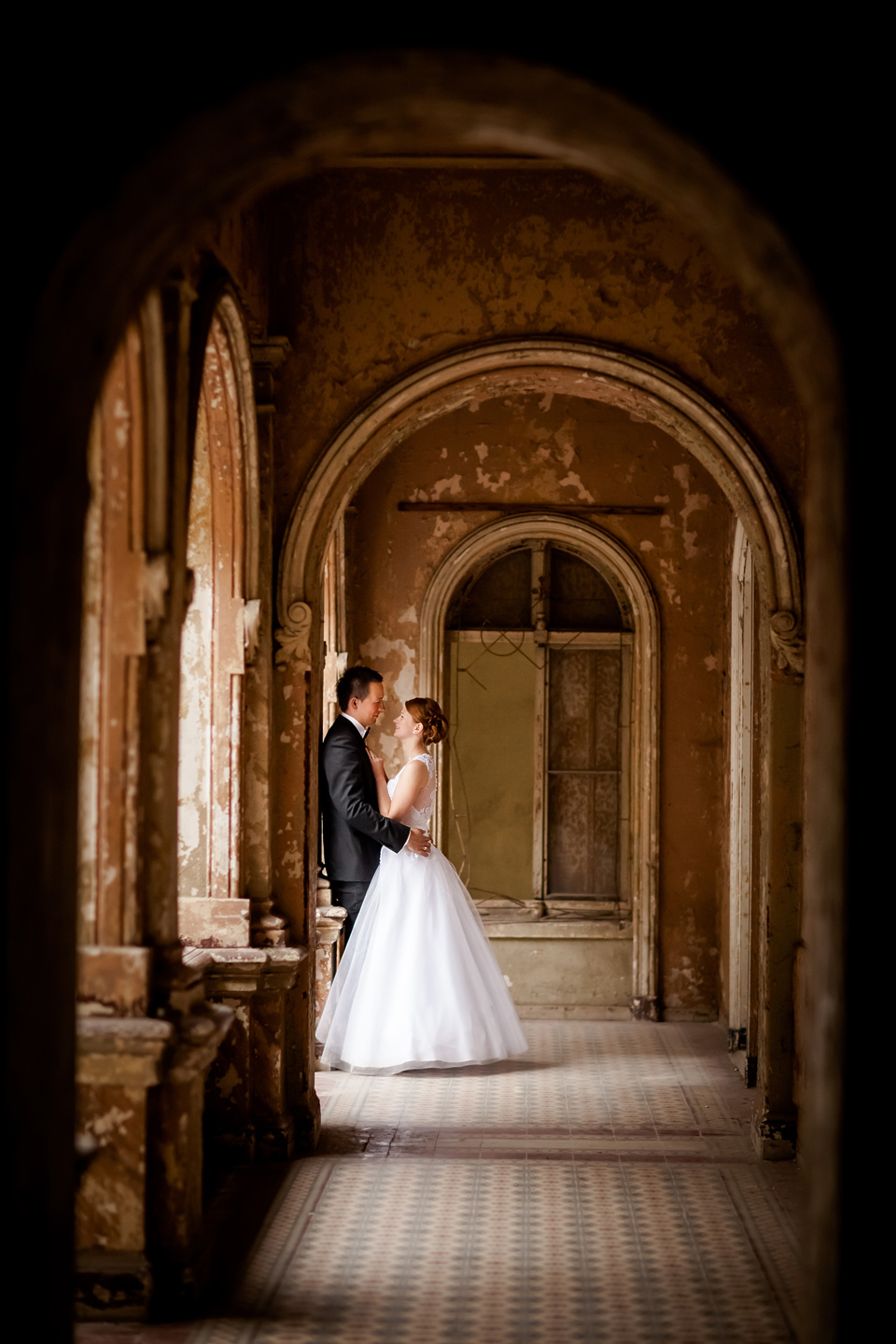 plener ślubny w palacu, sesja slubna w opuszczonym palacu, klimatyczna sesja slubna, zdjecia slubne w krowiarkach, plener slubny w krowiarkach, fotografia ślubna śląsk, fotografia ślubna kraków, dwóch fotograf na ślub, zdjęcia ślubne, fotograf ślubny bielsko