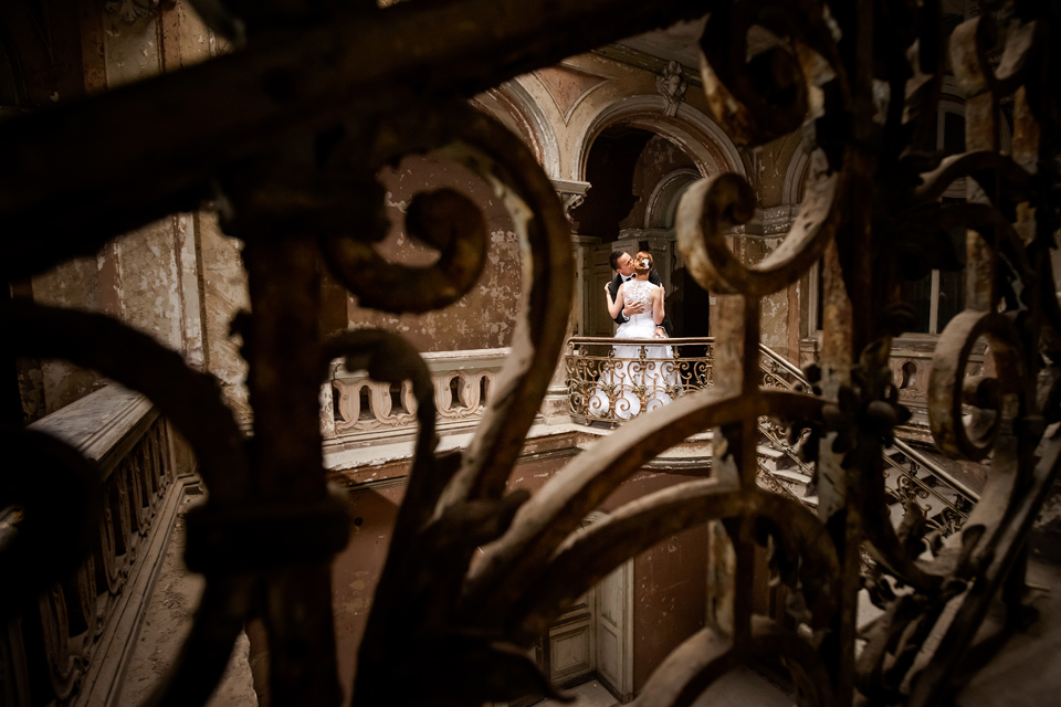 plener ślubny w palacu, sesja slubna w opuszczonym palacu, klimatyczna sesja slubna, zdjecia slubne w krowiarkach, plener slubny w krowiarkach, fotografia ślubna śląsk, fotografia ślubna kraków, dwóch fotograf na ślub, zdjęcia ślubne, fotograf ślubny bielsko