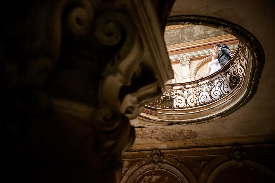 plener ślubny w palacu, sesja slubna w opuszczonym palacu, klimatyczna sesja slubna, zdjecia slubne w krowiarkach, plener slubny w krowiarkach, fotografia ślubna śląsk, fotografia ślubna kraków, dwóch fotograf na ślub, zdjęcia ślubne, fotograf ślubny bielsko