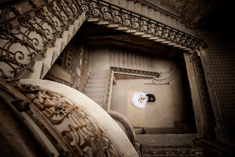plener ślubny w palacu, sesja slubna w opuszczonym palacu, klimatyczna sesja slubna, zdjecia slubne w krowiarkach, plener slubny w krowiarkach, fotografia ślubna śląsk, fotografia ślubna kraków, dwóch fotograf na ślub, zdjęcia ślubne, fotograf ślubny bielsko