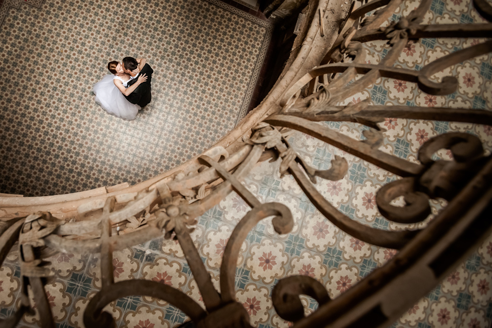 plener ślubny w palacu, sesja slubna w opuszczonym palacu, klimatyczna sesja slubna, zdjecia slubne w krowiarkach, plener slubny w krowiarkach, fotografia ślubna śląsk, fotografia ślubna kraków, dwóch fotograf na ślub, zdjęcia ślubne, fotograf ślubny bielsko