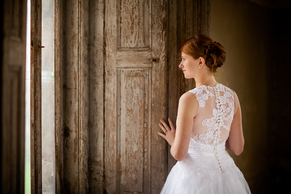 plener ślubny w palacu, sesja slubna w opuszczonym palacu, klimatyczna sesja slubna, zdjecia slubne w krowiarkach, plener slubny w krowiarkach, fotografia ślubna śląsk, fotografia ślubna kraków, dwóch fotograf na ślub, zdjęcia ślubne, fotograf ślubny bielsko