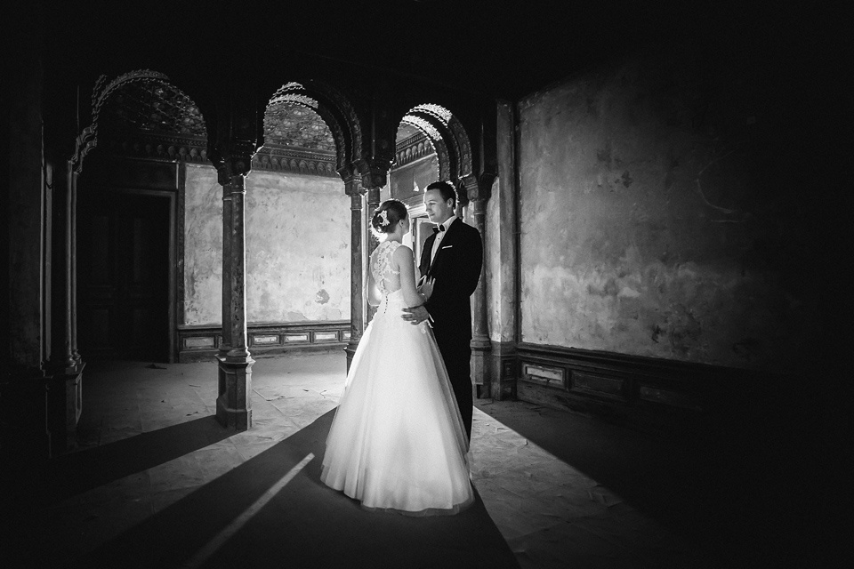 plener ślubny w palacu, sesja slubna w opuszczonym palacu, klimatyczna sesja slubna, zdjecia slubne w krowiarkach, plener slubny w krowiarkach, fotografia ślubna śląsk, fotografia ślubna kraków, dwóch fotograf na ślub, zdjęcia ślubne, fotograf ślubny bielsko