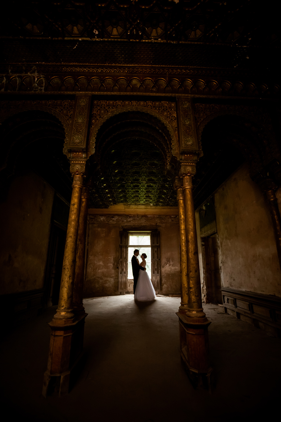 plener ślubny w palacu, sesja slubna w opuszczonym palacu, klimatyczna sesja slubna, zdjecia slubne w krowiarkach, plener slubny w krowiarkach, fotografia ślubna śląsk, fotografia ślubna kraków, dwóch fotograf na ślub, zdjęcia ślubne, fotograf ślubny bielsko