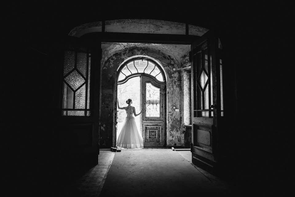 plener ślubny w palacu, sesja slubna w opuszczonym palacu, klimatyczna sesja slubna, zdjecia slubne w krowiarkach, plener slubny w krowiarkach, fotografia ślubna śląsk, fotografia ślubna kraków, dwóch fotograf na ślub, zdjęcia ślubne, fotograf ślubny bielsko