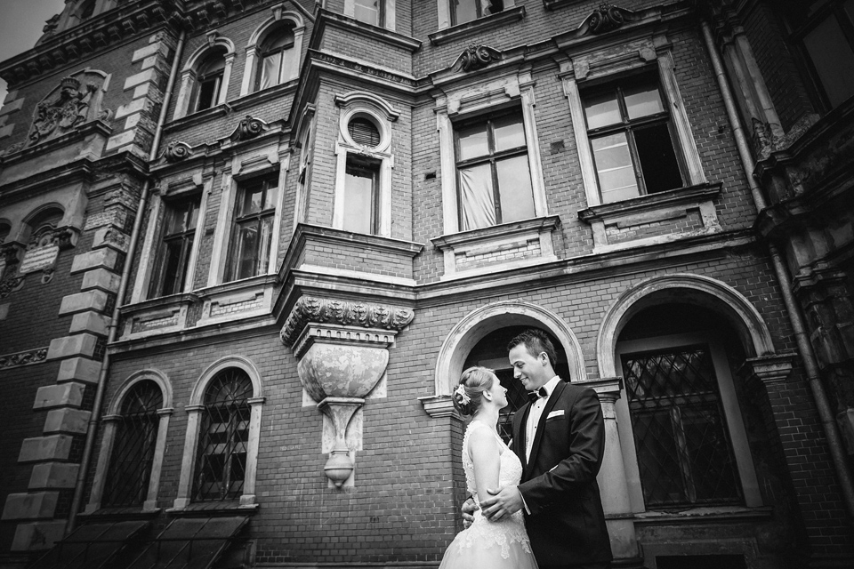 plener ślubny w palacu, sesja slubna w opuszczonym palacu, klimatyczna sesja slubna, zdjecia slubne w krowiarkach, plener slubny w krowiarkach, fotografia ślubna śląsk, fotografia ślubna kraków, dwóch fotograf na ślub, zdjęcia ślubne, fotograf ślubny bielsko