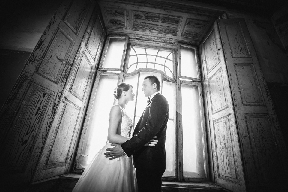 plener ślubny w palacu, sesja slubna w opuszczonym palacu, klimatyczna sesja slubna, zdjecia slubne w krowiarkach, plener slubny w krowiarkach, fotografia ślubna śląsk, fotografia ślubna kraków, dwóch fotograf na ślub, zdjęcia ślubne, fotograf ślubny bielsko