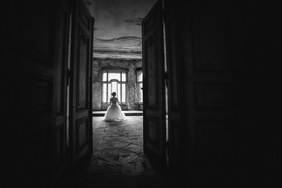 plener ślubny w palacu, sesja slubna w opuszczonym palacu, klimatyczna sesja slubna, zdjecia slubne w krowiarkach, plener slubny w krowiarkach, fotografia ślubna śląsk, fotografia ślubna kraków, dwóch fotograf na ślub, zdjęcia ślubne, fotograf ślubny bielsko