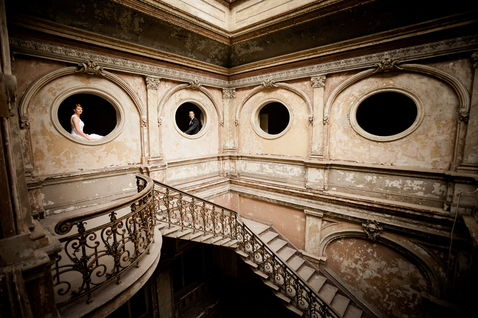 plener ślubny w palacu, sesja slubna w opuszczonym palacu, klimatyczna sesja slubna, zdjecia slubne w krowiarkach, plener slubny w krowiarkach, fotografia ślubna śląsk, fotografia ślubna kraków, dwóch fotograf na ślub, zdjęcia ślubne, fotograf ślubny bielsko