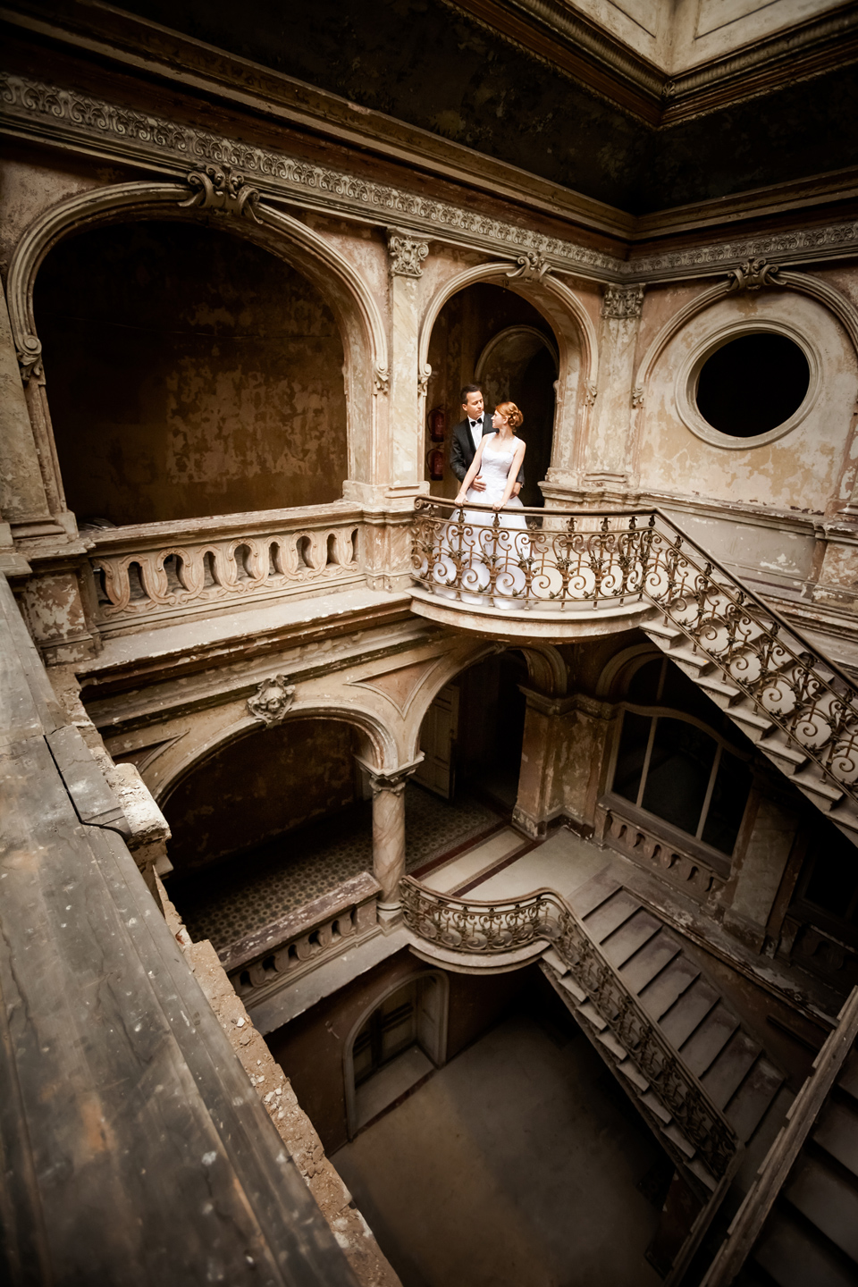 plener ślubny w palacu, sesja slubna w opuszczonym palacu, klimatyczna sesja slubna, zdjecia slubne w krowiarkach, plener slubny w krowiarkach, fotografia ślubna śląsk, fotografia ślubna kraków, dwóch fotograf na ślub, zdjęcia ślubne, fotograf ślubny bielsko