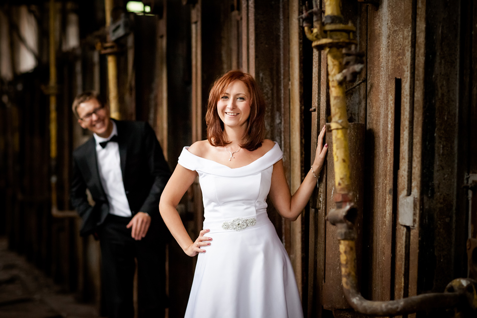 industrialna sesja slubna w walcowni plener ślubny w fabryce, sesja slubna w walcowni, industrialna sesja slubna, zdjecia slubne katowice, fotografia ślubna śląsk, fotografia ślubna kraków, dwóch fotograf na ślub, zdjęcia ślubne, fotograf ślubny bielsko, sesja slubna w katowicach miejska